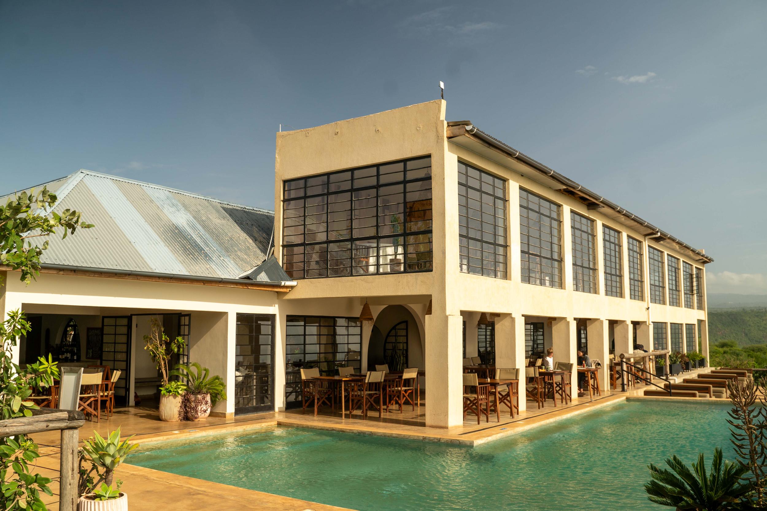 IM_TZ_MAN_MBVL_Pool-and-building-1